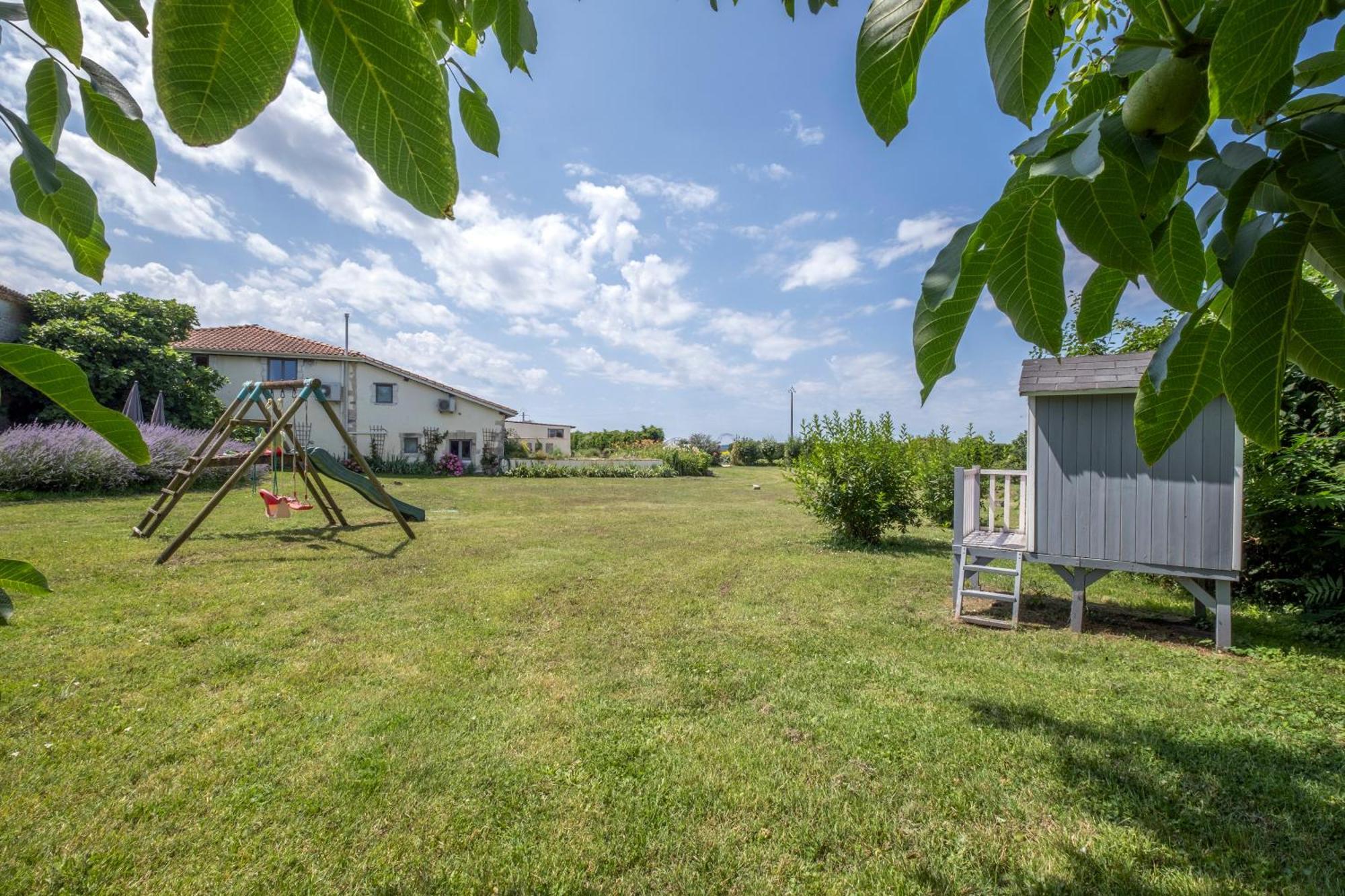 Domaine Chez Les Rois Bed and Breakfast Berneuil  Exteriör bild