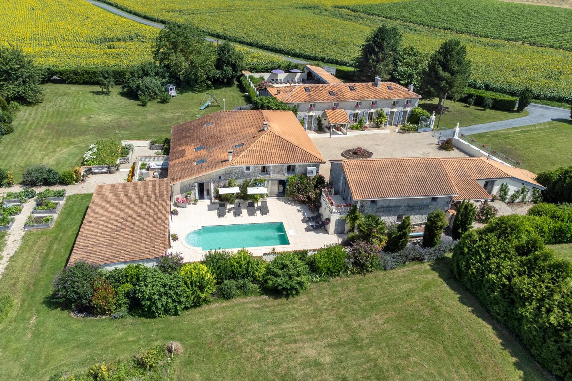 Domaine Chez Les Rois Bed and Breakfast Berneuil  Exteriör bild